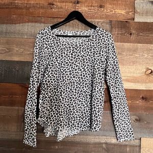 Old Navy animal print long sleeved knit top size M medium.